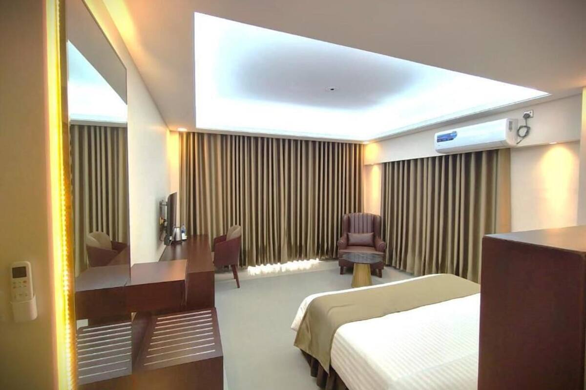 Laptop workspace, soundproofing, iron/ironing board, free WiFi