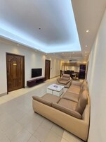 Suite ejecutiva, vistas a la ciudad | Zona de estar | Una impresora