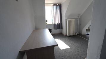 Quarto básico | Escrivaninha, espaço de trabalho para notebook