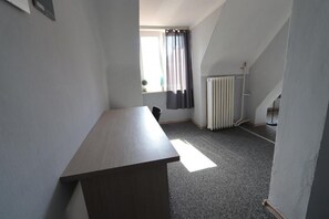 Eenvoudige kamer | Een bureau, een laptopwerkplek, een strijkplank/strijkijzer, gratis wifi