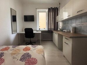 Eenvoudige kamer | Een bureau, een laptopwerkplek, een strijkplank/strijkijzer, gratis wifi