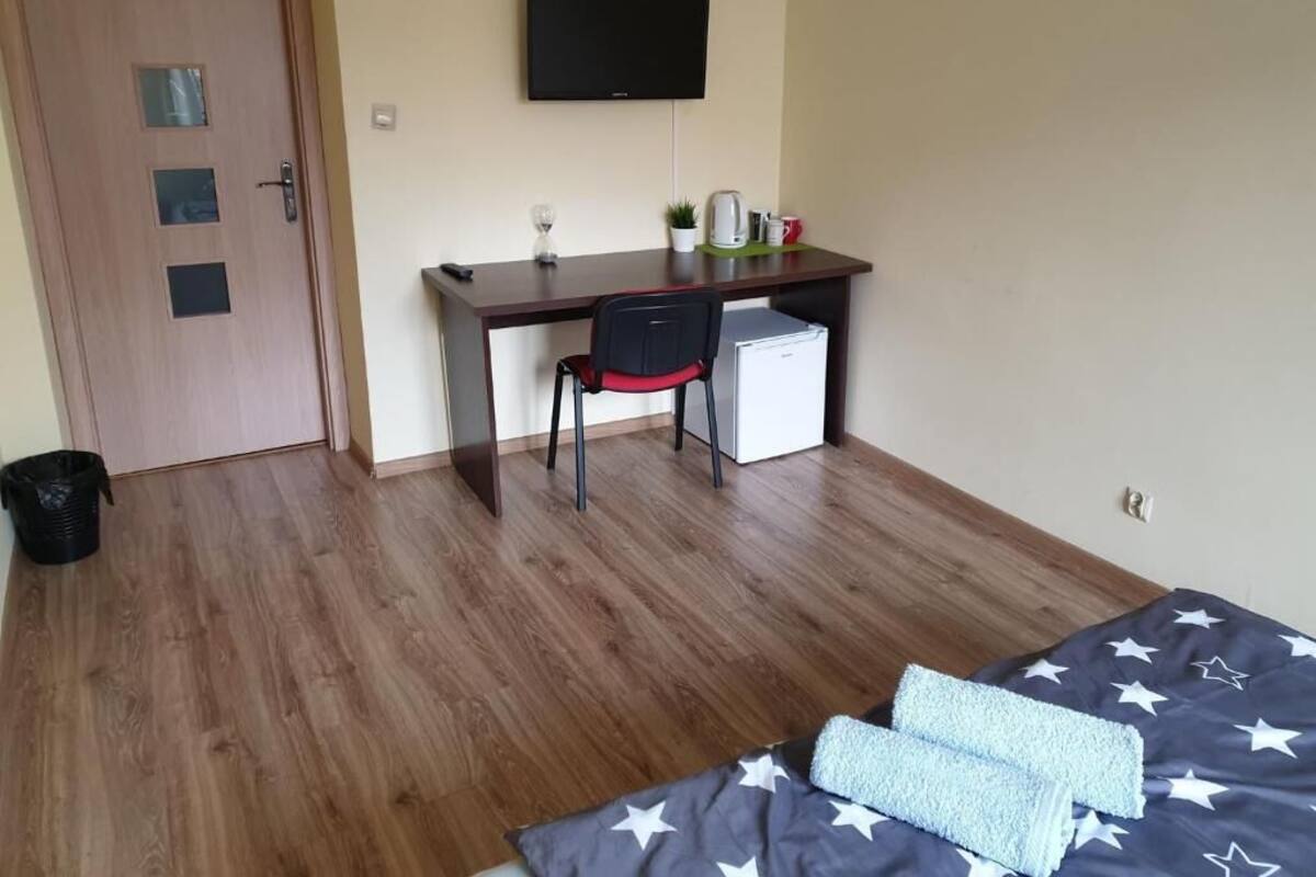 Basic Room | Desk, laptop workspace, iron/ironing board, free WiFi