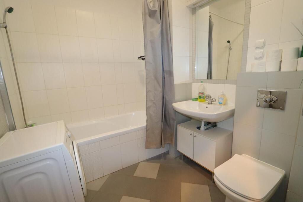 Un baño con bañera, inodoro, lavabo y ducha.