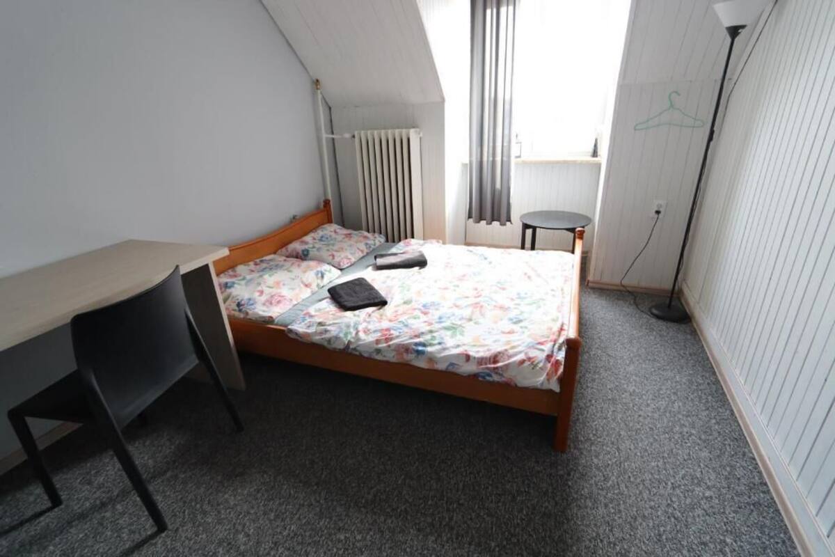 Basic Room | Desk, laptop workspace, iron/ironing board, free WiFi