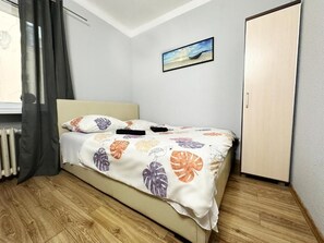 Basic Room | Desk, laptop workspace, iron/ironing board (on request), WiFi (free) - Fantastic Inn Warsaw - NS54 (Warsaw)