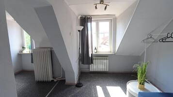 Basic Room | Desk, laptop workspace, iron/ironing board, free WiFi