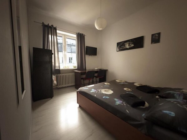 Basic Room | Desk, laptop workspace, iron/ironing board (on request), WiFi (free) - Fantastic Inn Warsaw - NS54 (Warsaw)