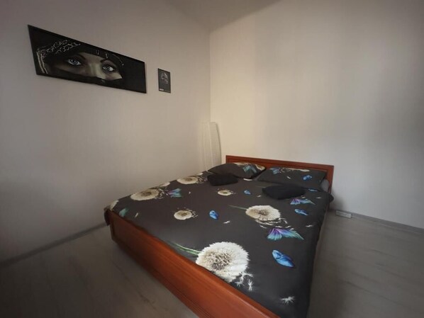 Basic Room | Desk, laptop workspace, iron/ironing board, free WiFi