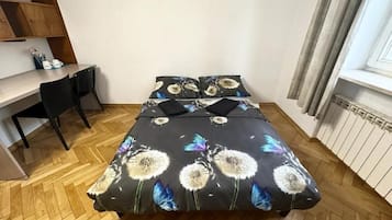 Quarto básico | Escrivaninha, espaço de trabalho para notebook