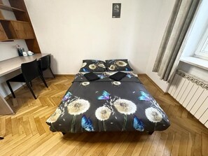 Basic Room | Desk, laptop workspace, iron/ironing board, free WiFi