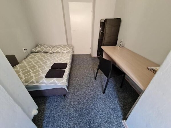 Basic Double Room | Desk, laptop workspace, iron/ironing board, free WiFi