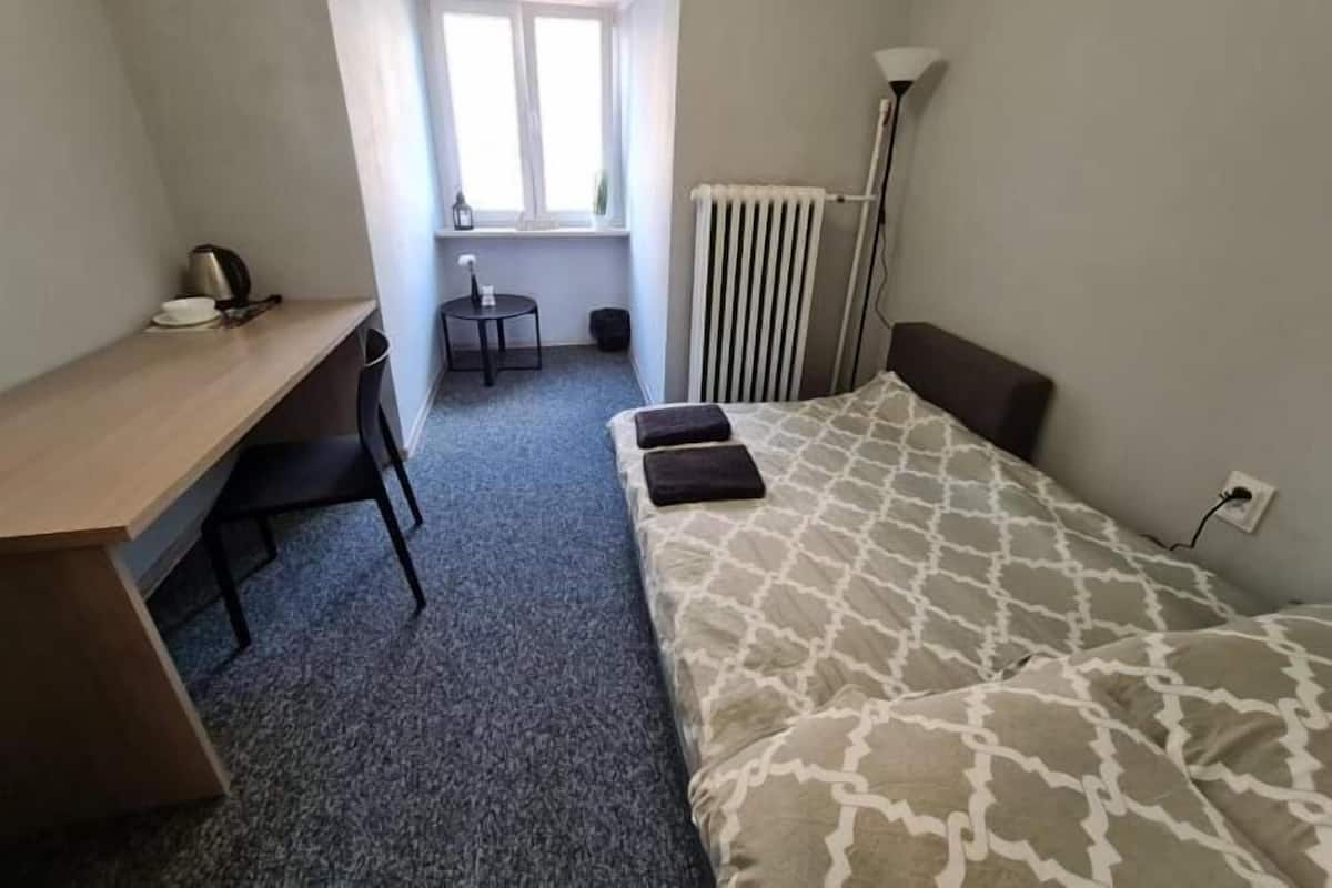 Basic Room | Desk, laptop workspace, iron/ironing board (on request), WiFi (free)