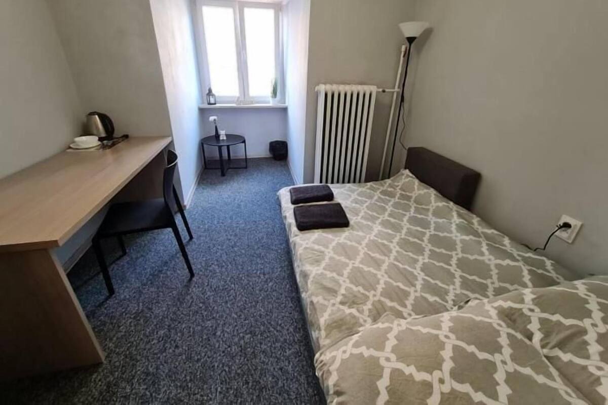 Basic Room | Desk, laptop workspace, iron/ironing board, free WiFi