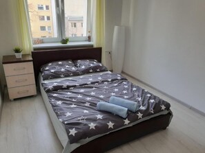 Eenvoudige kamer | Een bureau, een laptopwerkplek, een strijkplank/strijkijzer, gratis wifi