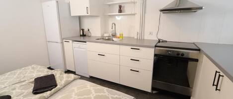 Eenvoudige kamer | Een bureau, een laptopwerkplek, een strijkplank/strijkijzer, gratis wifi