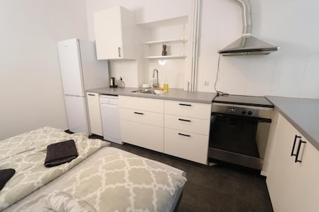 Escritorio y espacio para trabajar con laptop