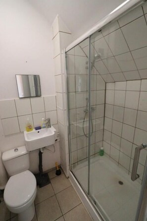 Basic Double Room | Bathroom | Hair dryer, towels, soap, shampoo