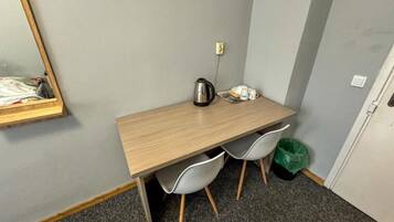 Quarto básico | Escrivaninha, espaço de trabalho para notebook