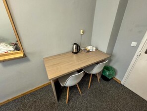 Eenvoudige kamer | Een bureau, een laptopwerkplek, een strijkplank/strijkijzer, gratis wifi