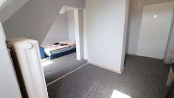 Basic-Zimmer | Schreibtisch, laptopgeeigneter Arbeitsplatz, Bügeleisen/Bügelbrett