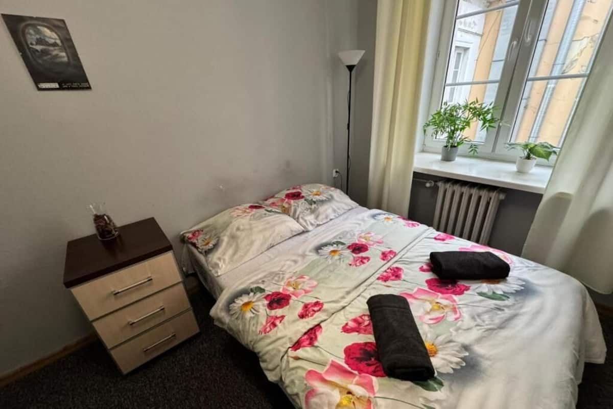 Basic Room | Desk, laptop workspace, iron/ironing board (on request), WiFi (free)