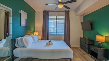 Tabla de planchar con plancha, wifi y ropa de cama