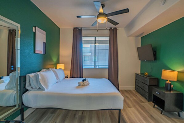 Tabla de planchar con plancha, wifi y ropa de cama 