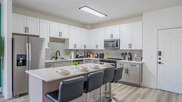 Refrigerador, microondas, parrilla de estufa y lavavajillas