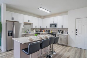 Kjøleskap, mikrobølgeovn, kokeplater og oppvaskmaskin