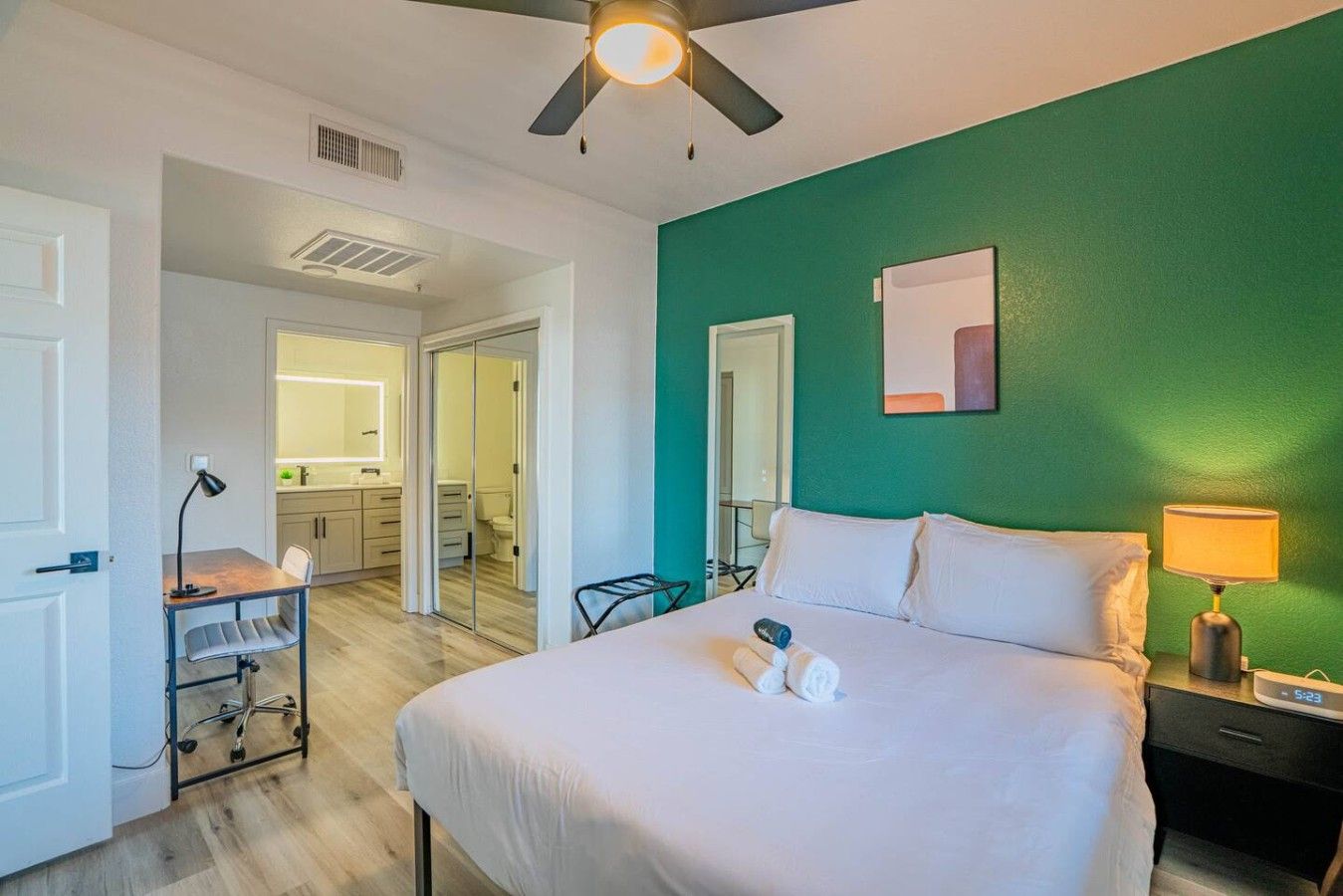 Une chambre d’hôtel avec un lit, une table de chevet, une lampe et une vue sur la salle de bain.