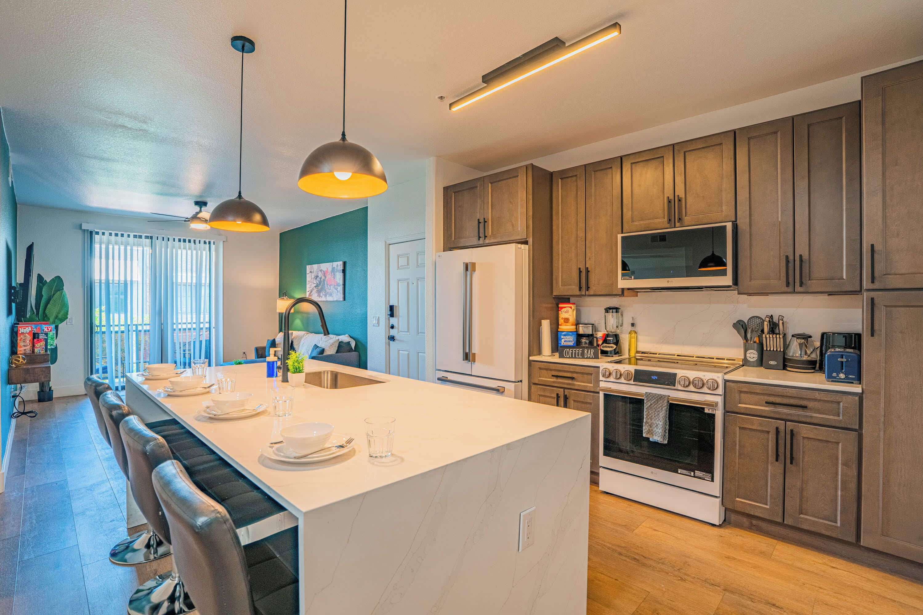 Køleskab, mikrobølgeovn, ovn, kogeplade