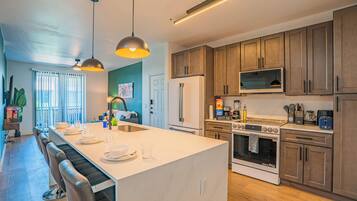 Køleskab, mikrobølgeovn, ovn, kogeplade