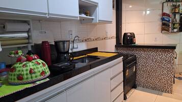 Een microgolfoven, een oven, een kookplaat, een vaatwasser