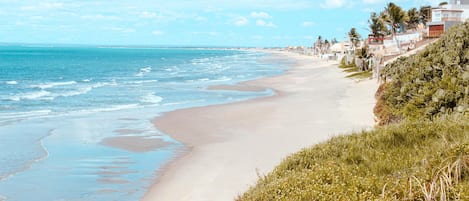 Ubicación a pie de playa, tumbonas y sombrillas