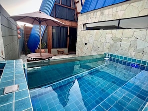 Cabana premium, piscina particular, vista para o mar | Área de estar