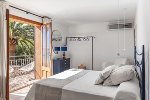 4 bedrooms, desk, iron/ironing board, WiFi