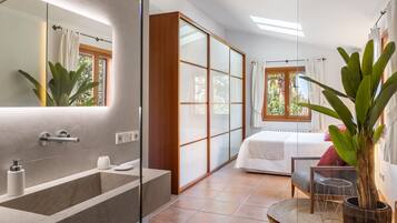 4 bedrooms, desk, iron/ironing board, WiFi