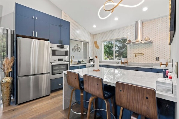 Een koelkast, een microgolfoven, een oven, een kookplaat