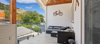 Stylish & Modern Private Getaway in Fremont!
