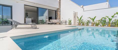 Piscina a l'aire lliure i piscina climatitzada