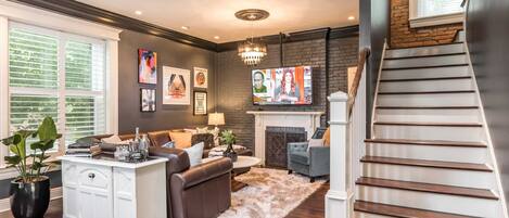 Télévision, cheminée, chaîne hi-fi, espaces bureaux