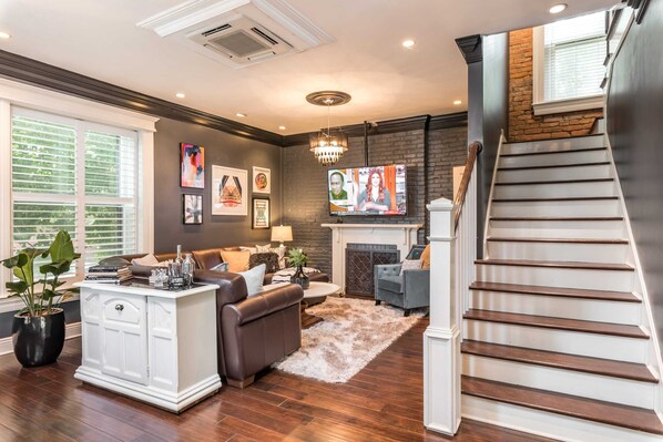 Télévision, cheminée, chaîne hi-fi, espaces bureaux