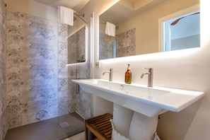 Dusche, Haartrockner, Handtücher