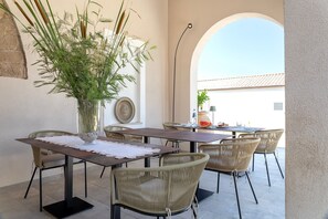 Outdoor dining - Room 'Eva' with Shared Pool, Wi-Fi and Air Conditioning (Alghero)