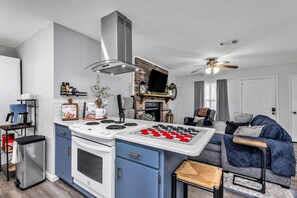 Jääkaappi, mikroaaltouuni, uuni, liesi