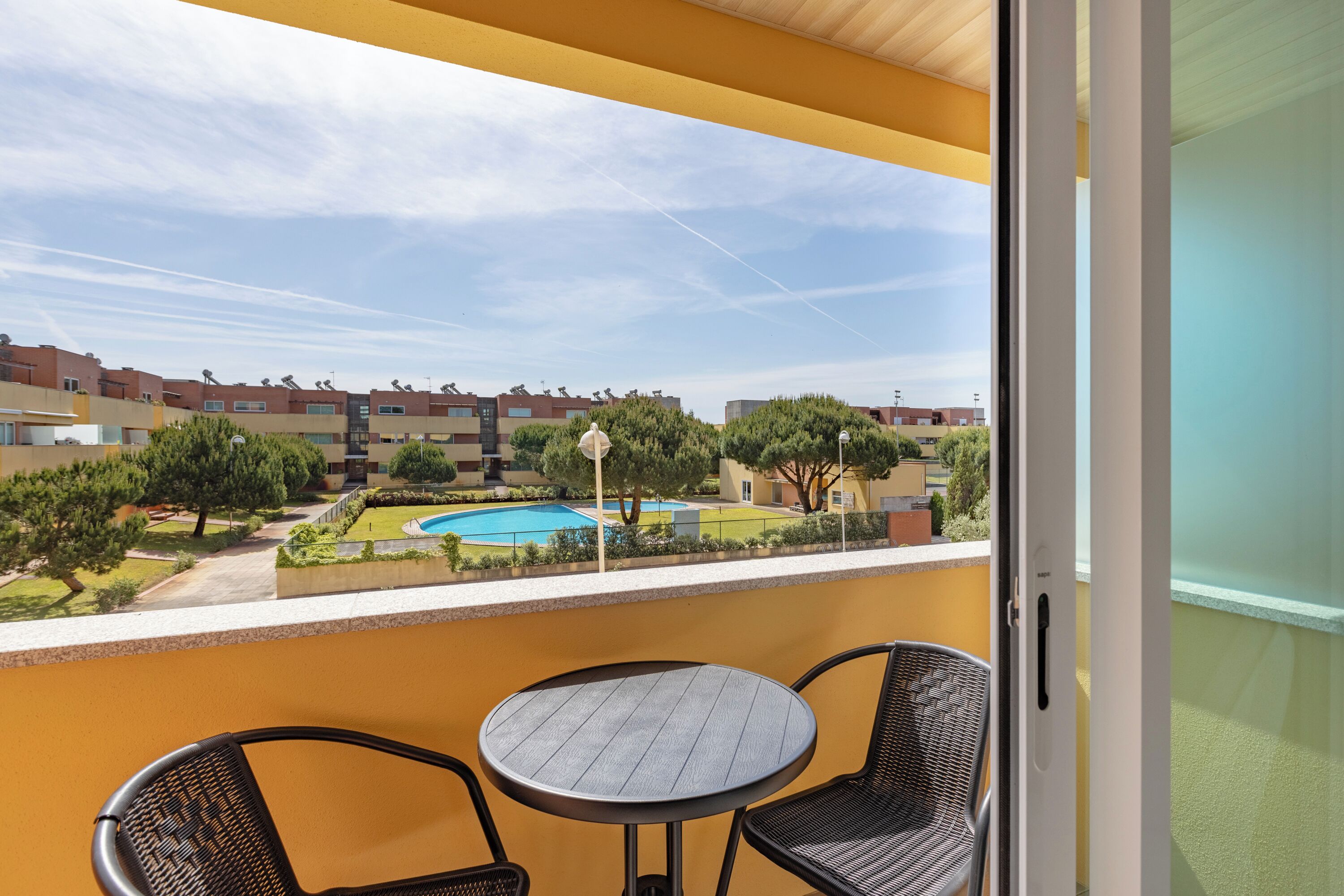 Condo família, vista para a piscina | Vista da sacada