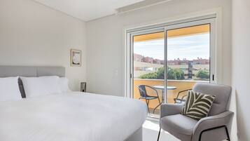 Familie appartement, uitzicht op zwembad | Een strijkplank/strijkijzer, gratis wifi, beddengoed