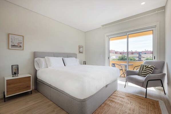 Family Condo, Pool View | Iron/ironing board, free WiFi, bed sheets