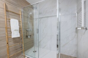 Family Condo, Pool View | Bathroom shower - The Pine Flat with Pool at Furadouro (Ovar)