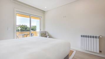 FamiljelÀgenhet - utsikt mot poolen | StrykjÀrn/strykbrÀda, gratis wi-fi och sÀngklÀder